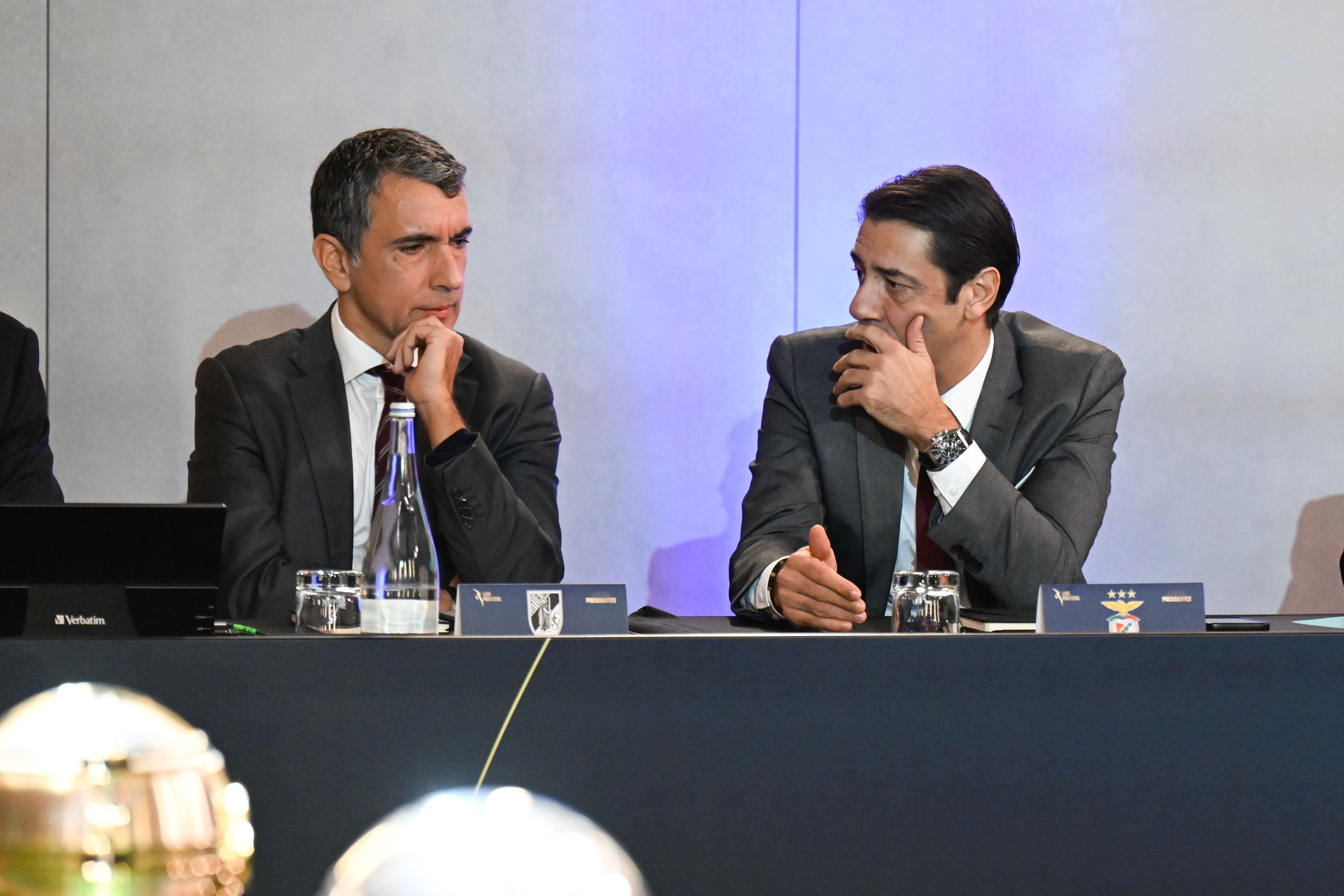 António Miguel Cardoso, presidente do Vitória de Guimarães, e Rui Costa, presidente do Benfica, na 16ª cimeira dos Presidentes da Liga. 3 de dezembro de 2025. FERNANDO VELUDO/LUSA