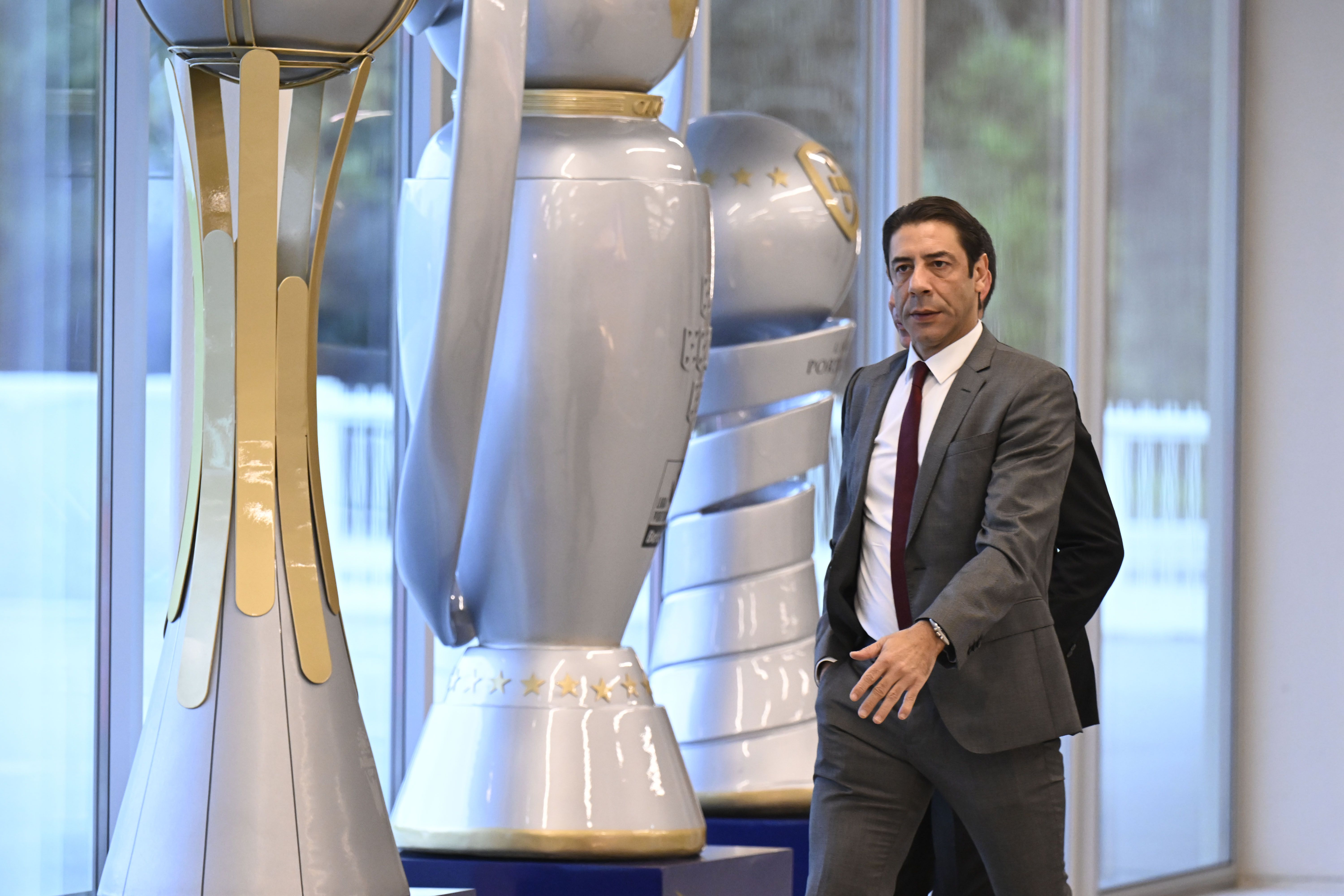Rui Costa, presidente do Benfica, à entrada para a 16ª cimeira dos Presidentes da Liga Portuguesa de Futebol Profissional realizada esta manhã na sede da Liga Portugal, no Porto. 3 de dezembro de 2025. FERNANDO VELUDO/LUSA