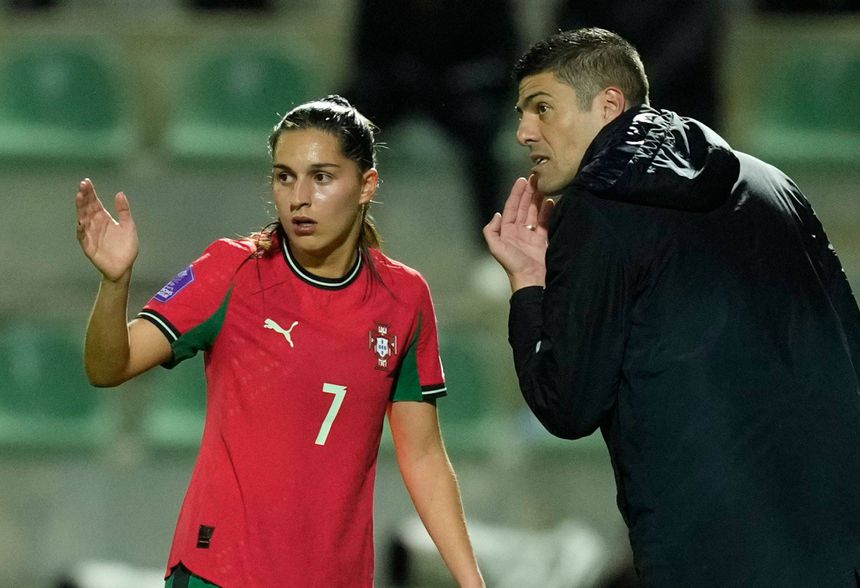 Kika Nazareth, internacional portuguesa, e Francisco Neto, selecionador nacional feminino - Foto: IMAGO