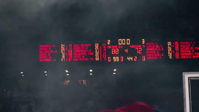 O ambiente arrepiante no final do dérbi entre o Estrela Vermelha e o Partizan em basquetebol