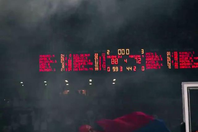 O ambiente arrepiante no final do dérbi entre o Estrela Vermelha e o Partizan em basquetebol