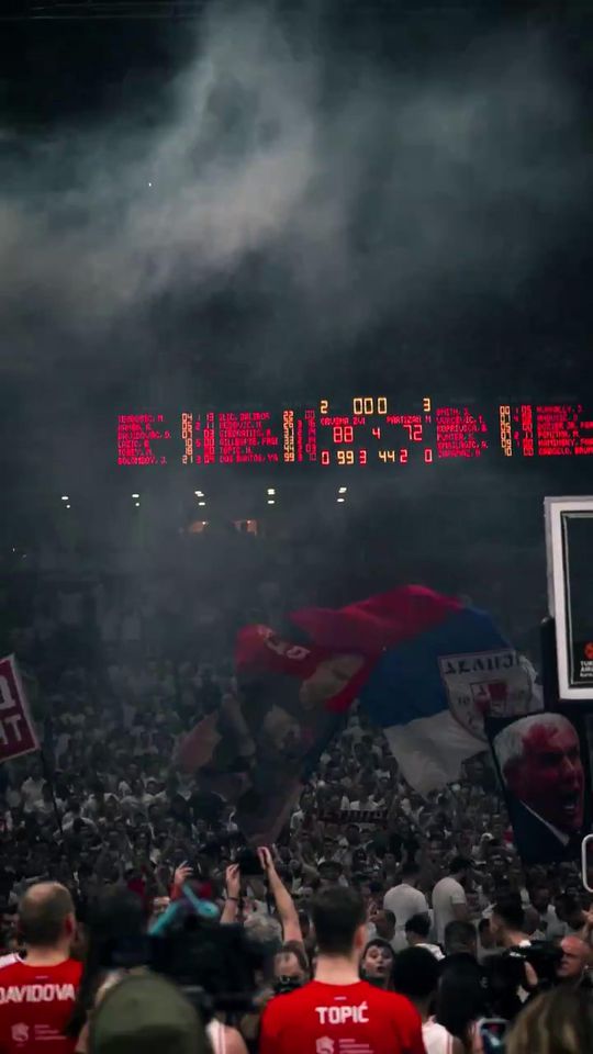 O ambiente arrepiante no final do dérbi entre o Estrela Vermelha e o Partizan em basquetebol