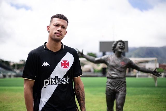 João Victor já fez exames médicos e vestiu camisola vascaína