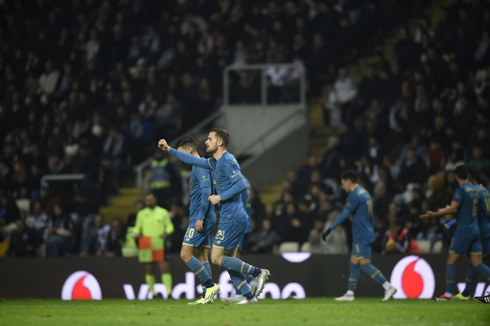 Vídeo: Toni Martínez adianta o FC Porto no dérbi