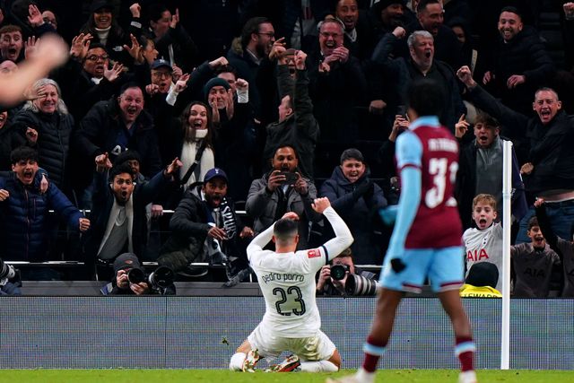 Pedro Porro apura Tottenham na Taça com grande golo (vídeo)