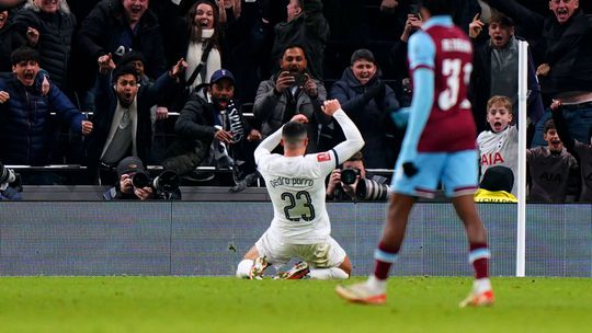 Pedro Porro apura Tottenham na Taça com grande golo (vídeo)