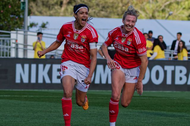 Chandra Davidson (à direita, com Carole Costa na imagem) abriu o marcador para o Benfica. Foto: Pedro Porrux/SPP