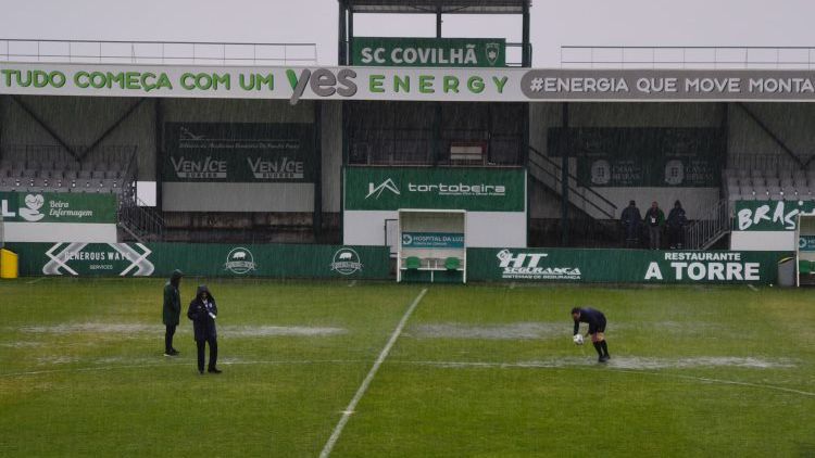 Relvado do estádio do Covilhã completamente encharcado