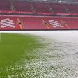 Vídeo: veja como está o relvado de Anfield a horas do Liverpool-Manchester United