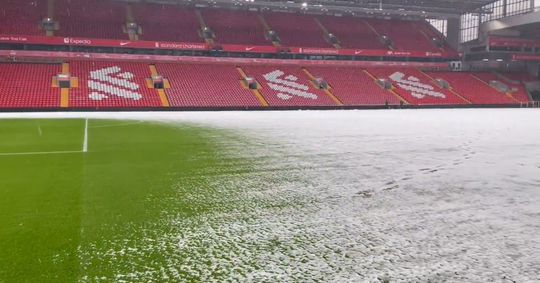 Vídeo: Veja como está o relvado de Anfield a horas do Liverpool-Manchester United