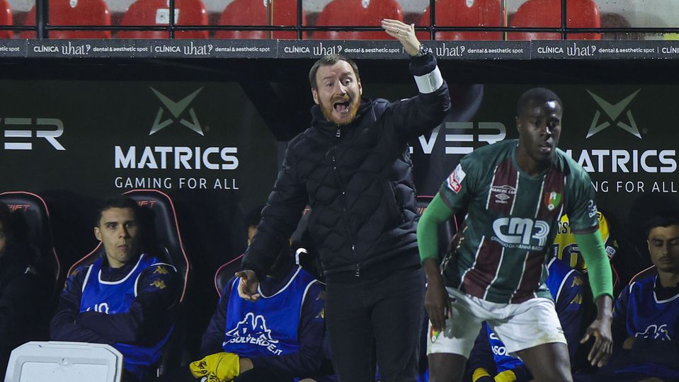 Ian Cathro dá indicações aos jogadores do Estoril durante o jogo com o Estrela da Amadora