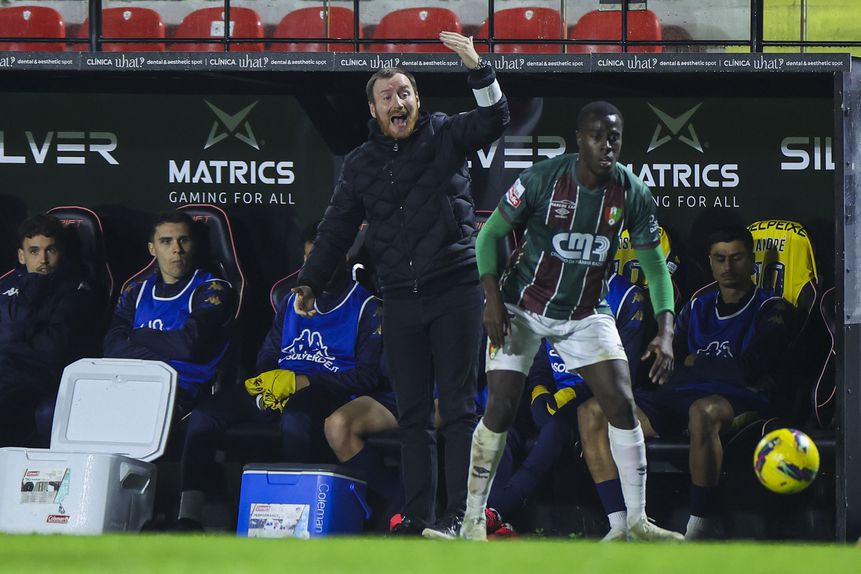 Ian Cathro dá indicações aos jogadores do Estoril durante o jogo com o Estrela da Amadora