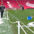 Vídeo: Uma ajudinha a tirar a neve? Carragher e Neville dizem presente... mais ou menos