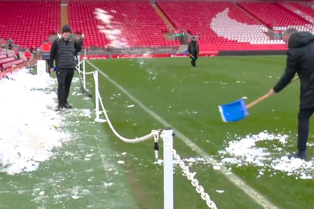 Vídeo: Uma ajudinha a tirar a neve? Carragher e Neville dizem presente... mais ou menos