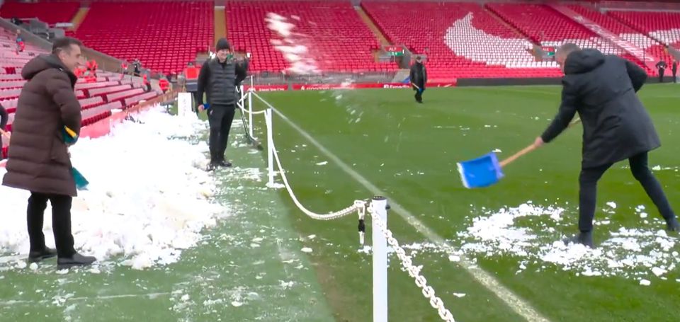 Vídeo: Uma ajudinha a tirar a neve? Carragher e Neville dizem presente... mais ou menos