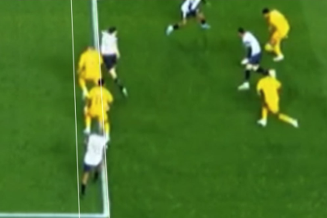 Mbappé aparenta estar em jogo, antes de receber um passe de Bellingham