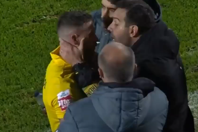 Ricardo Silva agarra a cara de Antunes