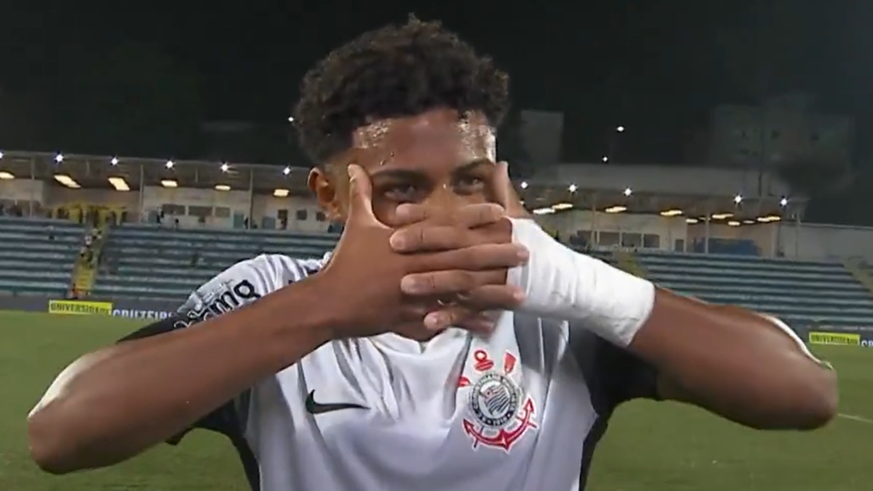 Araújo celebra com os dedos entrelaçados à frente da boca, imitando Gyokeres