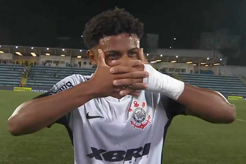 Araújo celebra com os dedos entrelaçados à frente da boca, imitando Gyokeres