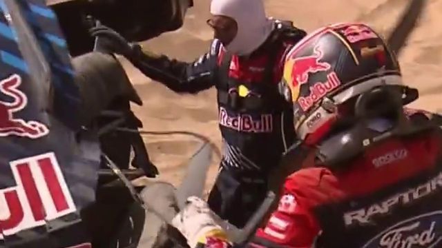 Sainz fica sem traseira, com a porta presa por arames... mas não desiste do Dakar