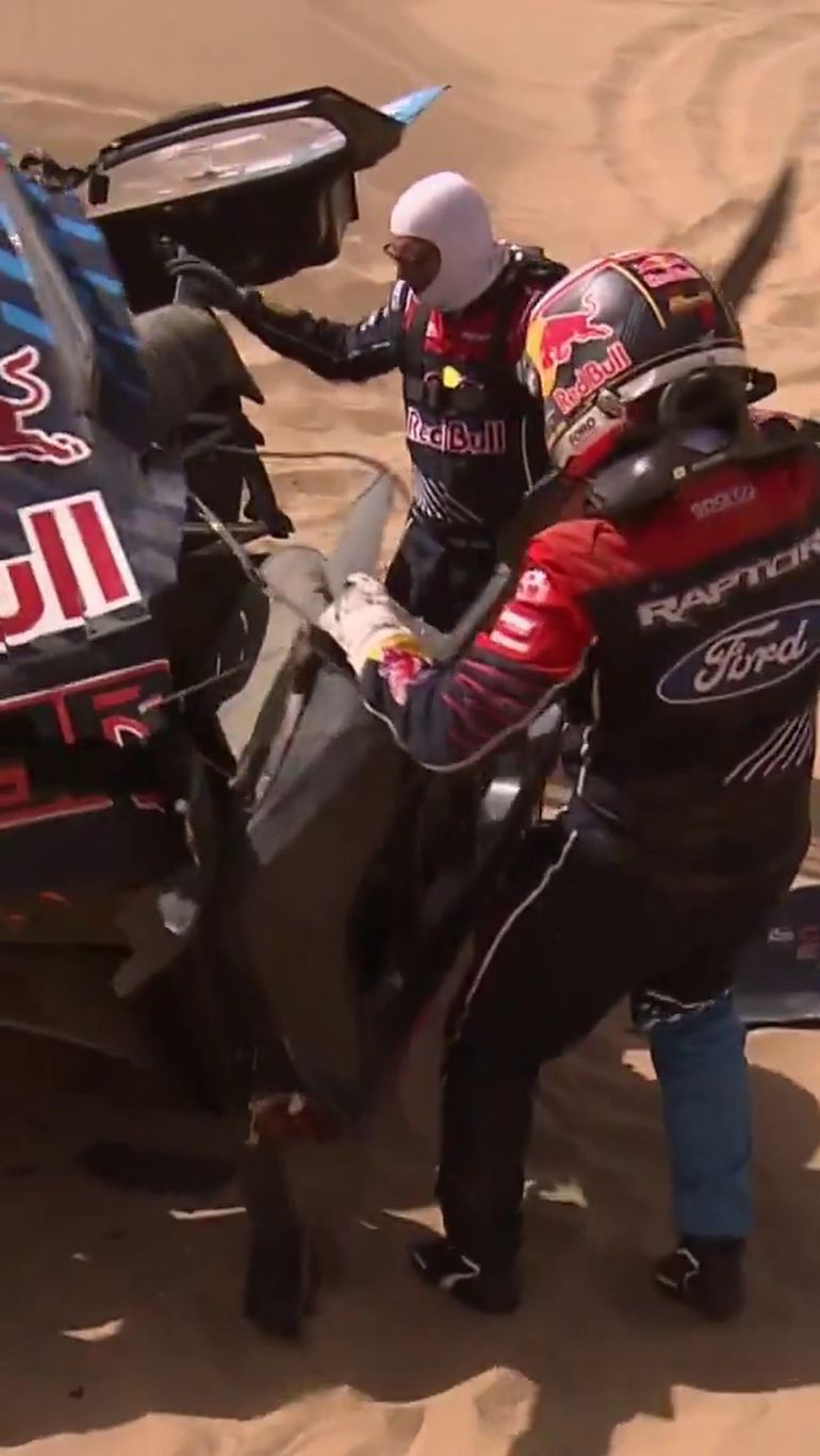 Sainz fica sem traseira, com a porta presa por arames... mas não desiste do Dakar