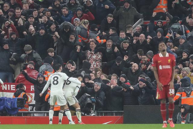 Bruno Fernandes e Lisandro Martínez festejam em Anfield