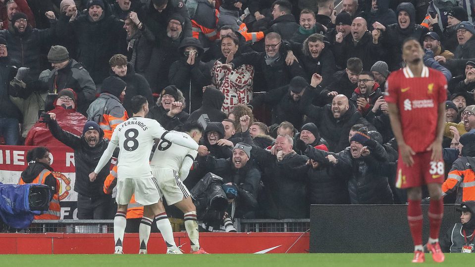 Bruno Fernandes e Lisandro Martínez festejam em Anfield