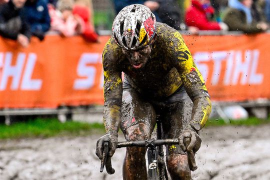 Wout van Aert em 'modo animal' vence na Taça do Mundo