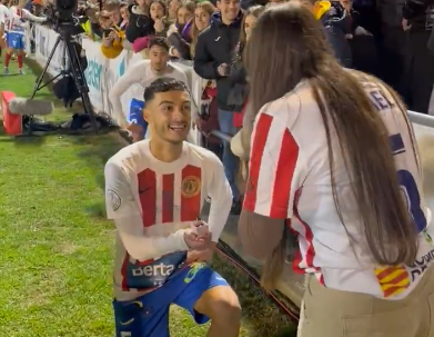 Vídeo: após perder com o Barcelona, jogador pediu namorada em casamento