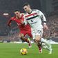 Diogo Dalot disputa a bola com Trent Alexander-Arnold