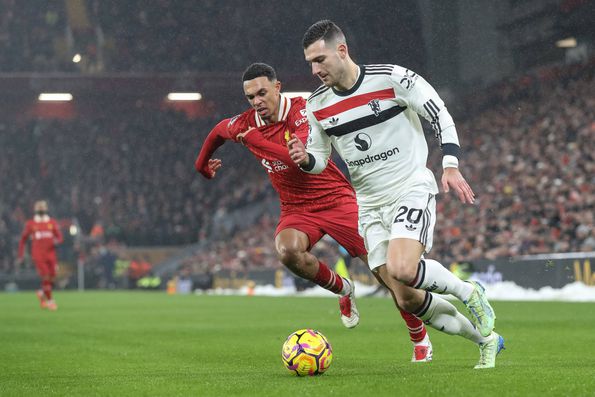 Diogo Dalot disputa a bola com Trent Alexander-Arnold