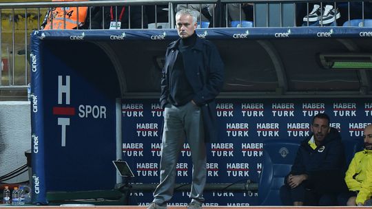 Fenerbahçe vence e Mourinho não deixa escapar (ainda mais) o Galatasaray