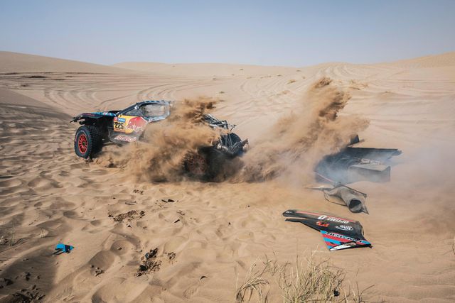 Sainz prossegue em prova no Dakar... só com metade do carro (vídeo e fotos)