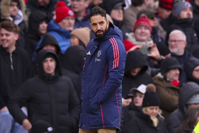 Ruben Amorim apreensivo, no relvado, de mãos nos bolsos do casaco azul escuro do Manchester United: a vida não lhe está a correr bem em Old Trafford, parece pensar