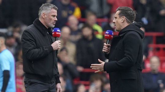 VÍDEO: Neville e Carragher ‘picam-se’ durante o Liverpool-Man. United