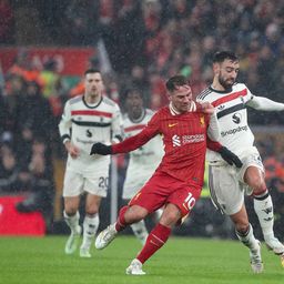 Mac Allister e Bruno Fernandes lutam pela bola