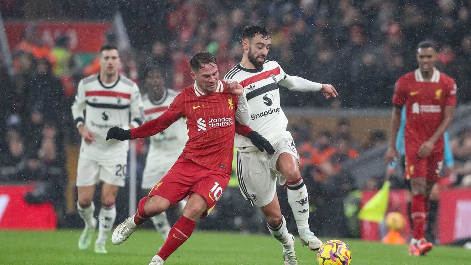 Mac Allister e Bruno Fernandes lutam pela bola