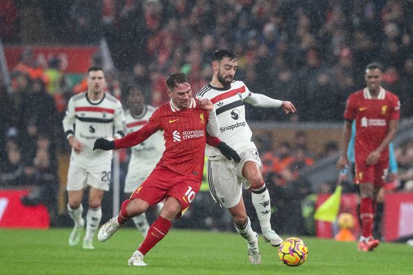 Mac Allister e Bruno Fernandes lutam pela bola