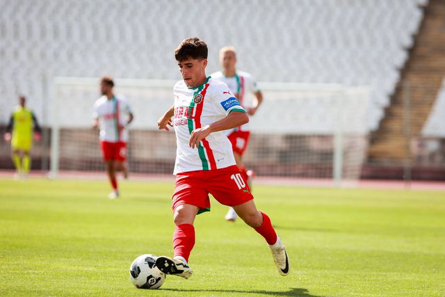 Jovem médio-ofensivo tem muito perfume nos pés e trata a bola como um verdadeiro... 10 à antiga