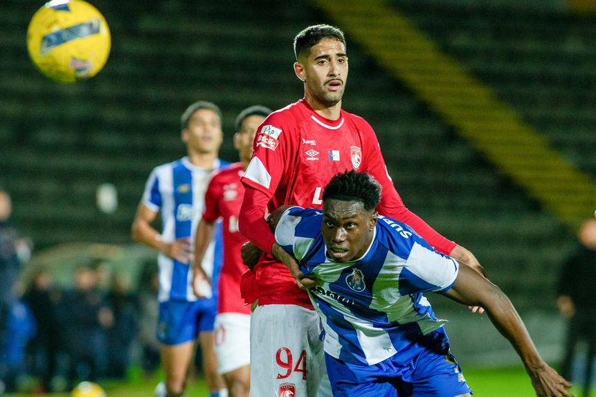 Henrique Silva em ação no jogo com o FC Porto. - Foto: EDUARDO COSTA/LUSA