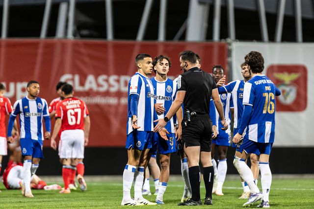 Momento em que foi assinalado penálti no clássico dos bês
