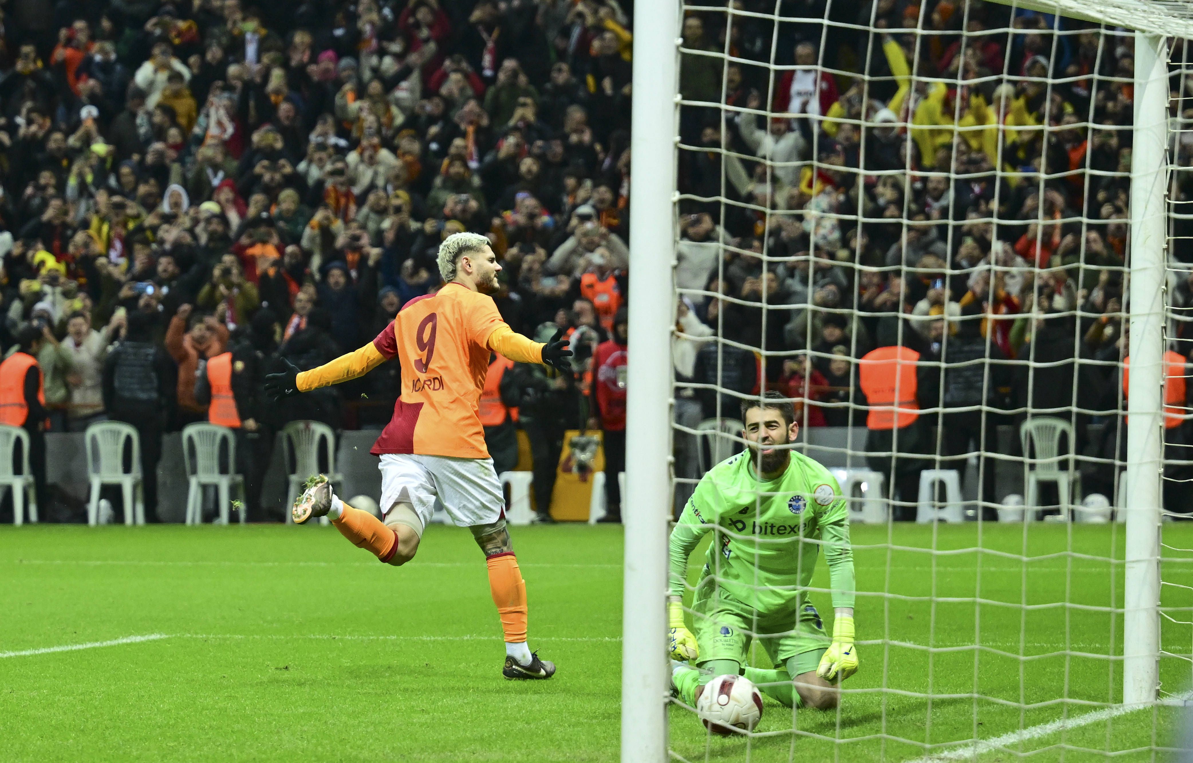 3. Galatasaray - 16 penáltis a favor - 94 por cento convertidos - Foto: IMAGO