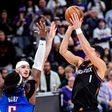 O lançamento de Booker perante Dort e Caruso que deu a vitória. Foto X/Phoenix Suns