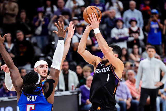 O lançamento de Booker perante Dort e Caruso que deu a vitória. Foto X/Phoenix Suns
