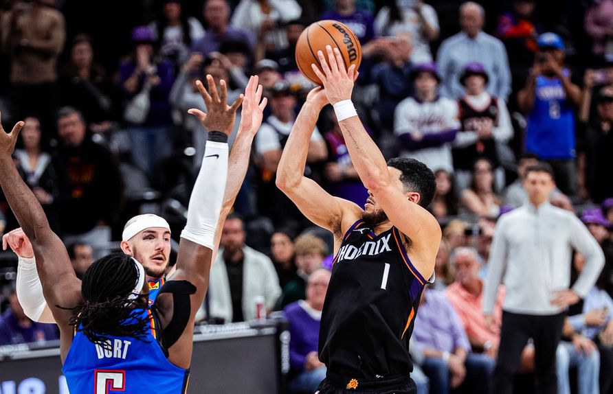 O lançamento de Booker perante Dort e Caruso que deu a vitória. Foto X/Phoenix Suns