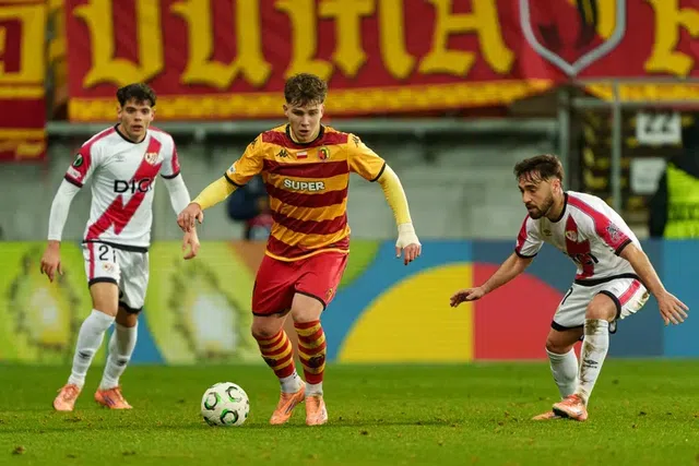 Oskar Pietuszeski força saída para o Dragão - Foto: IMAGO