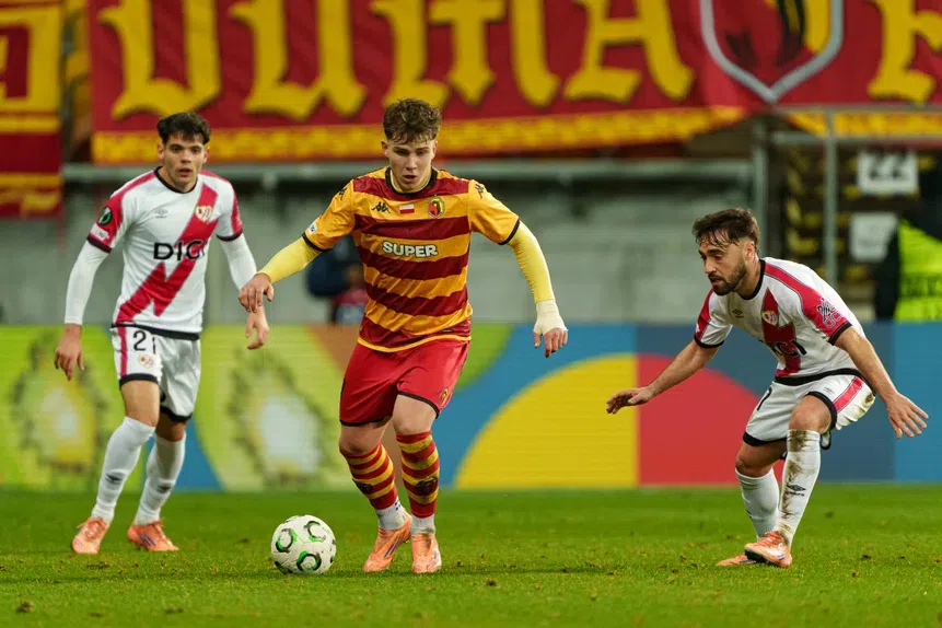 Oskar Pietuszeski força saída para o Dragão - Foto: IMAGO