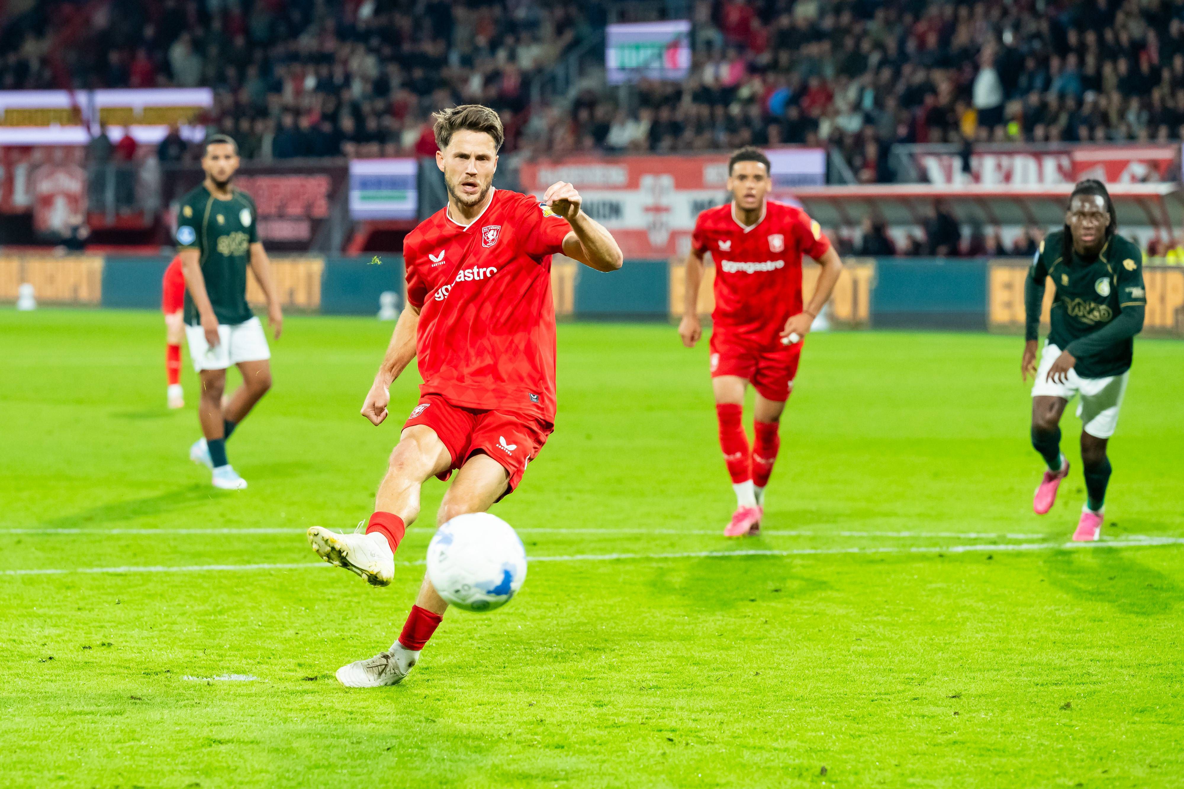 9. Twente - 14 penáltis a favor - 100 por cento convertidos - Foto: IMAGO