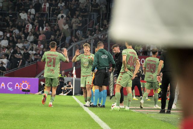 Oskar Pietuszewski no jogo de estreia pela equipa principal do Jagiellonia, contra o Ajax de... Farioli! - Foto: D. R.