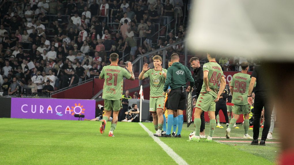 Oskar Pietuszewski no jogo de estreia pela equipa principal do Jagiellonia, contra o Ajax de... Farioli! - Foto: D. R.